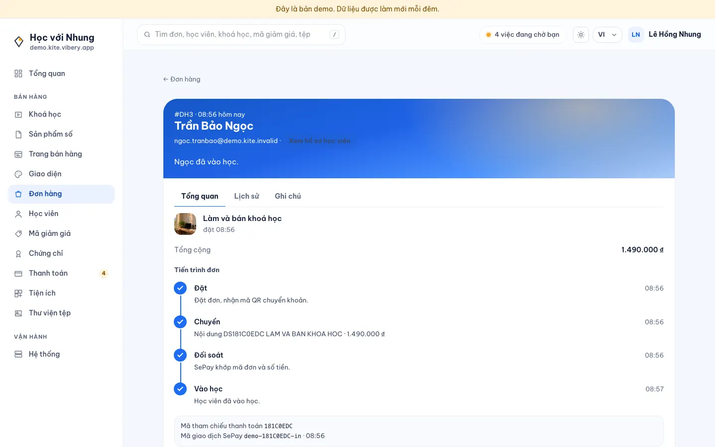 Màn hình riêng của một đơn hàng trên cửa hàng demo: số đơn, tên và email người mua, tab Tổng quan, Lịch sử và Ghi chú, sản phẩm đã mua, tổng cộng và tiến trình đơn từ đặt, chuyển khoản, đối soát tới vào học
