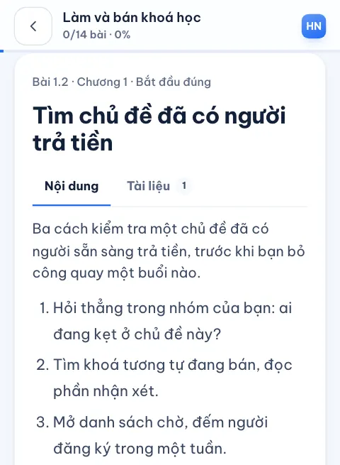 Bài học trên điện thoại, chụp từ cửa hàng demo: tên bài, thanh tiến độ khoá học, hai tab Nội dung và Tài liệu, và nội dung bài đọc